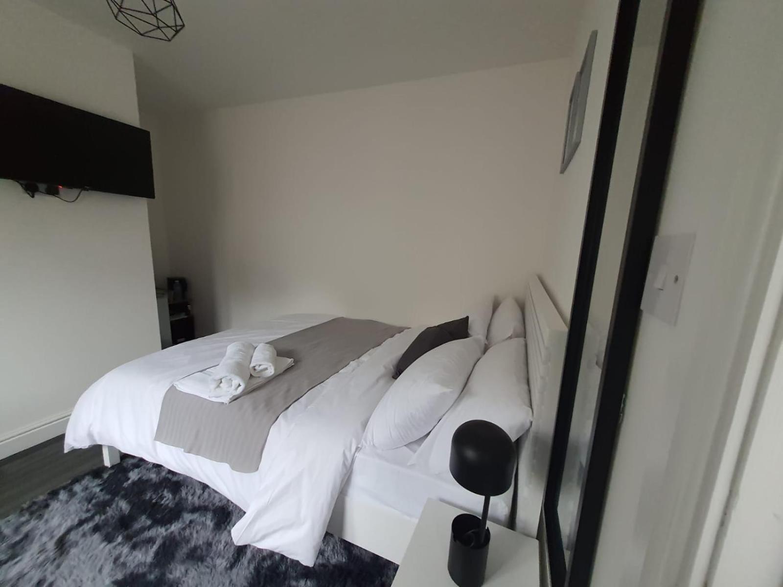 Private & En-suite Bathroom - Long Term & Contractors Welcomed *