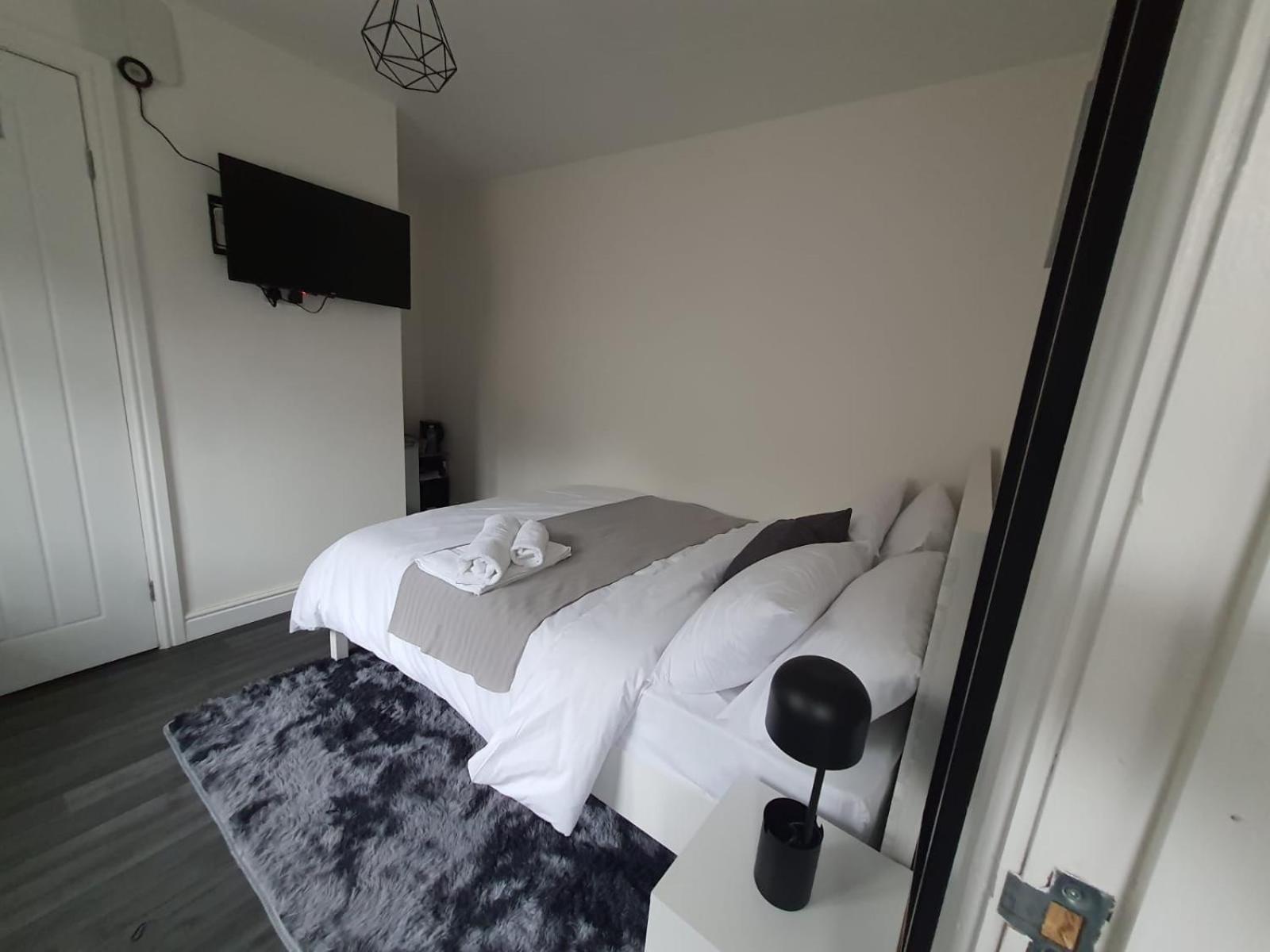 Private & En-suite Bathroom - Long Term & Contractors Welcomed *
