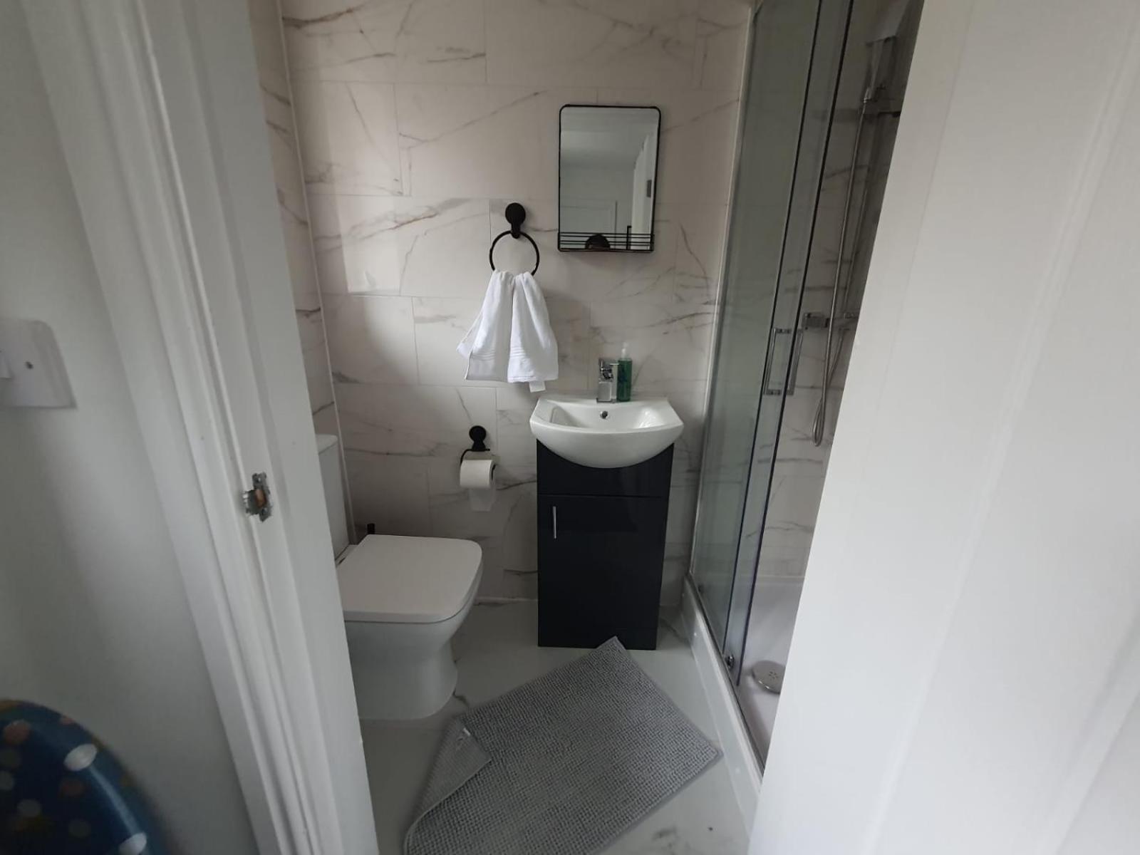 Private & En-suite Bathroom - Long Term & Contractors Welcomed *