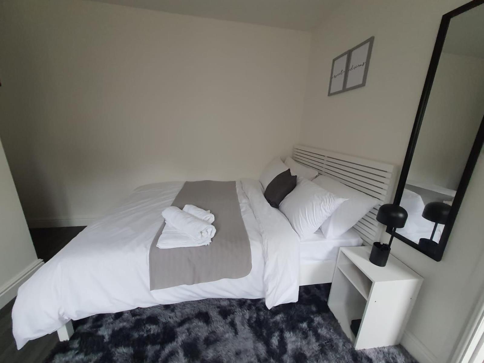 Private & En-suite Bathroom - Long Term & Contractors Welcomed