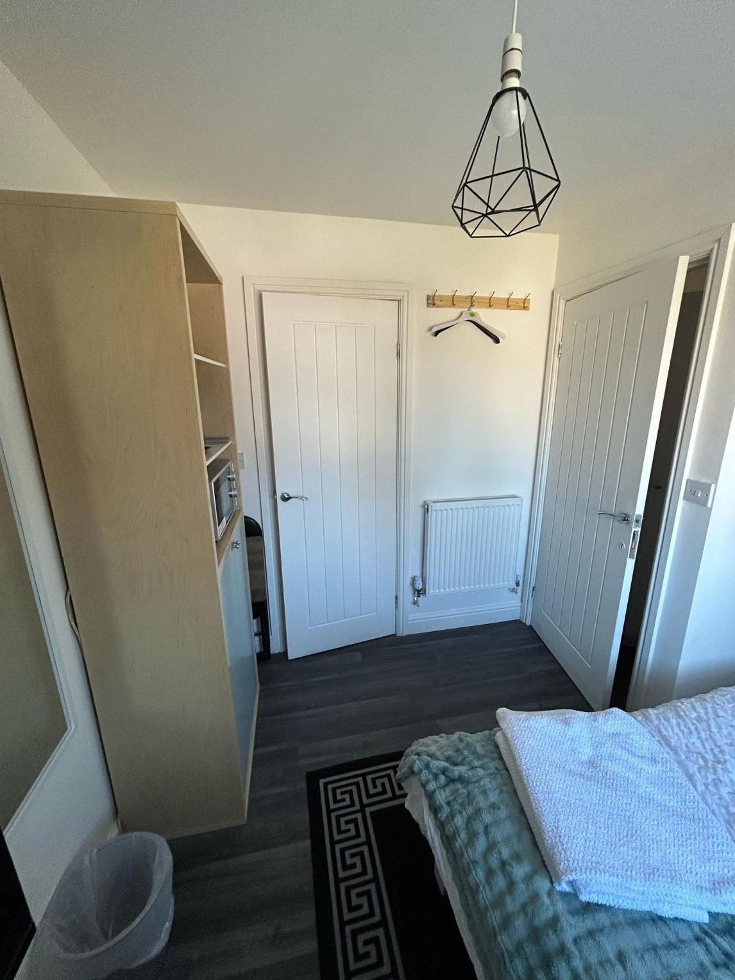 Private & En-suite Bathroom - Long Term & Contractors Welcomed