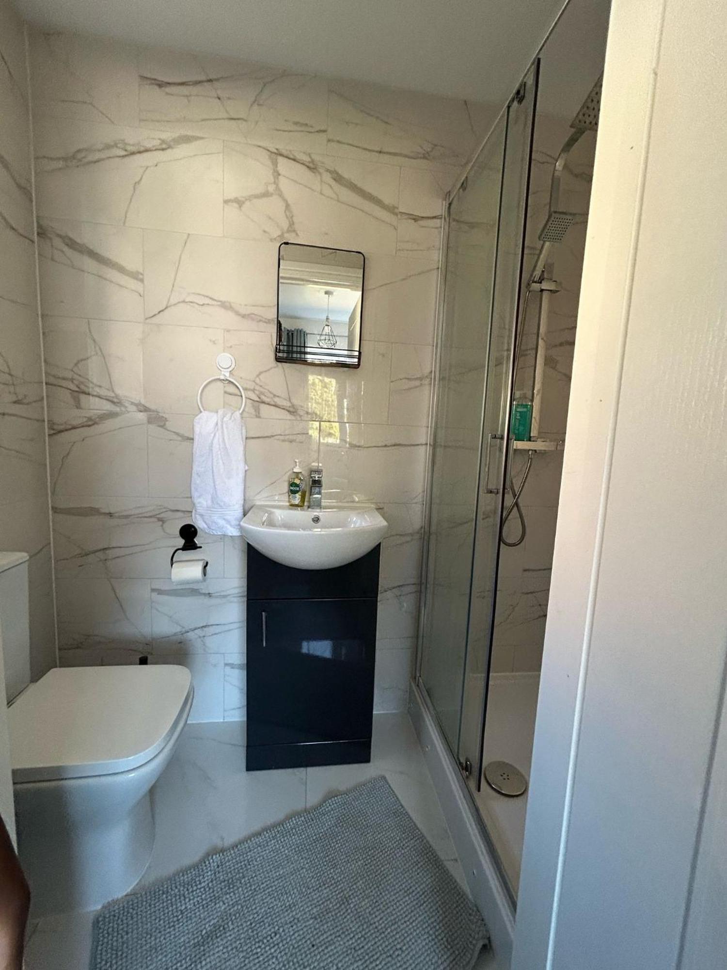 Private & En-suite Bathroom - Long Term & Contractors Welcomed